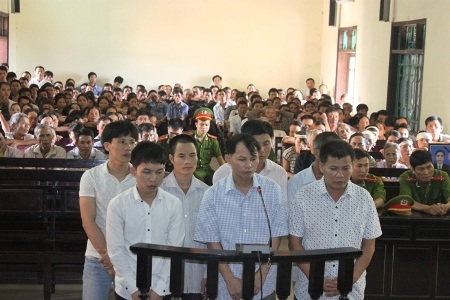 69 năm tù cho các đối tượng trong vụ hỗn chiến - 1 Các bị cáo trước vành móng ngựa