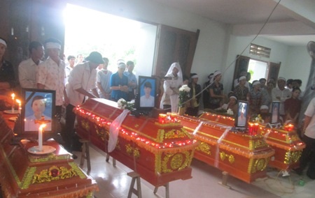 Nỗi đau bao trùm lên xóm nghèo