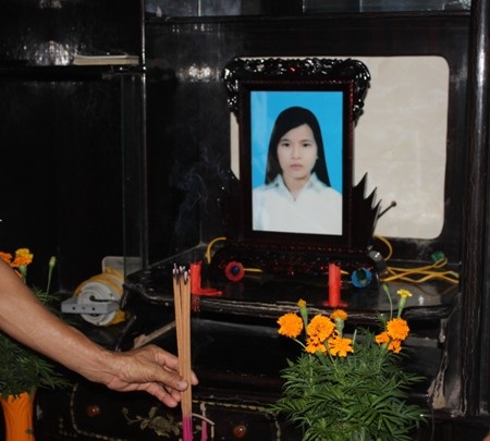 Bàn thờ được người nhà lập vội cho nạn nhân xấu số Trần Thị Yên