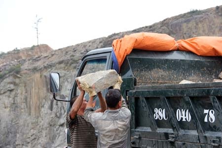 Phu đá liều mạng "giỡn mặt" tử thần - 5 Khai thác chui nên không một phu đá nào ở mỏ đá Minh Tân có bảo