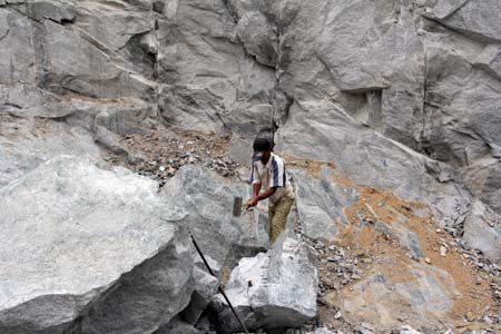 Phu đá liều mạng "giỡn mặt" tử thần - 4 Khai thác chui nên không một phu đá nào ở mỏ đá Minh Tân có bảo