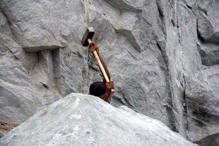 Phu đá liều mạng "giỡn mặt" tử thần - 3 Một phu đá lọt thỏm giữa núi đá khổng lồ