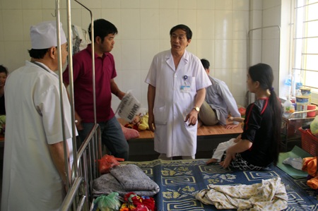 Bác sỹ Nguyễn Viết Đồng - Giám đốc BVĐK Hà Tĩnh cùng PV Dân trí thăm lại bé Tường Vy.
