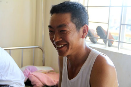 Một y tá thuộc Khoa Chấn thương, BVĐK Hà Tĩnh điều trị cho bệnh nhân bị đa chấn thương