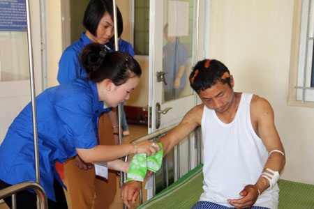 Một y tá thuộc Khoa Chấn thương, BVĐK Hà Tĩnh điều trị cho bệnh nhân bị đa chấn thương