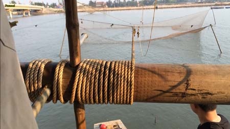 Cứ 15 phút lão ngư Đào Xuân Khuyên lại cố hết sức kéo tời vó...