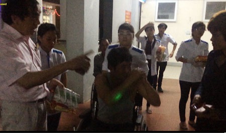 Anh Zhou Xiao You chắp tay cảm ơn trước sự động viên, hỗ trợ của lãnh đạo BVĐK Hà Tĩnh 