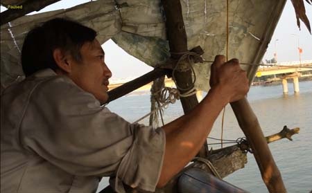 Cứ 15 phút lão ngư Đào Xuân Khuyên lại cố hết sức kéo tời vó...