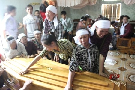 12 người Việt tử nạn ở Thái Lan: Tang thương ngày đón con về - 2 Nỗi đau tột cùng của những người mẹ, người cha