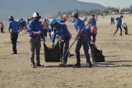 Các lực lượng cùng tham gia thu gom rác thải