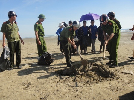 Các lực lượng cùng tham gia thu gom rác thải