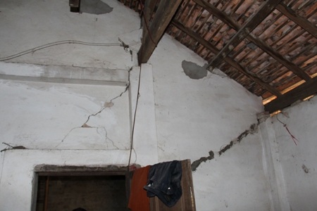 Căn nhà xập xệ, rách nát của gia đình cậu thủ khoa đang sinh sống