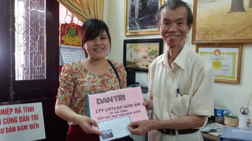 Bạn đọc quyên góp hơn 30 triệu đồng cùng Dân trí tiếp sức ngư dân bám biển - 5 ...chị Nguyễn Thị Phương – GĐ công ty CPXD&TV Sơn An trao