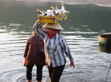 Ít việc nên chị Say nhận cả việc xách nước