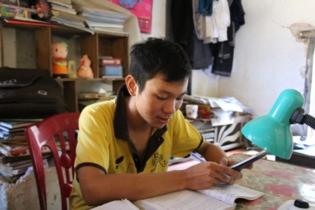 Cường hiện đang rất phân vân trong việc lựa chọn trường để theo học.