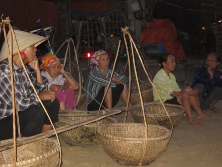 Rất nhiều phu cá chờ cả 3, 4 tiếng vẫn không có việc