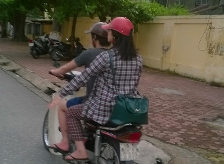 Được CSGT “hỏi thăm” mới biết mình đội mũ rởm! - 9 Rất nhiều người dân vẫn còn sử dụng mũ bảo hiểm thời trang, kém chất lượng.