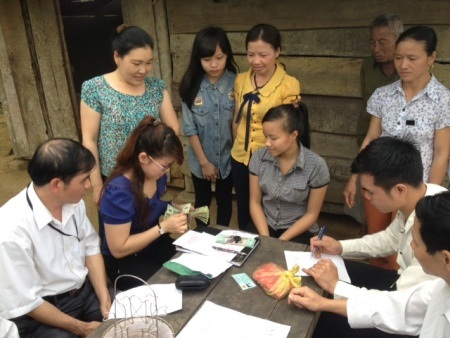 Trước sự chứng kiến của chính quyền địa phương, PV