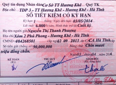 Trước sự chứng kiến của chính quyền địa phương, PV