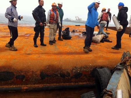 Tìm thấy thi thể nạn nhân vụ lật sà lan - 1 Lực lượng tìm kiếm hoàn tất các công việc sau khi thi thể nạn nhân được tìm thấy