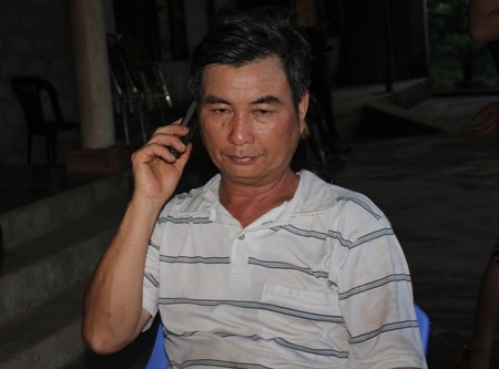 Những ngày qua, ông Binh không rời chiếc điện thoại lấy một phút