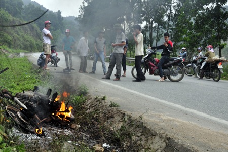 Bất lực nhìn chiếc xe bị ngọn lửa thiêu cháy
