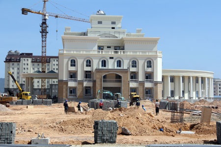 Thăm công trường Formosa sau vụ gây rối - 7 Qua khỏi khu vực kiểm soát, bên trong rộn tiếng máy đào, tiếng gò hàn vang khắp các công trình.