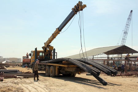 Thăm công trường Formosa sau vụ gây rối - 6 Qua khỏi khu vực kiểm soát, bên trong rộn tiếng máy đào, tiếng gò hàn vang khắp các công trình.