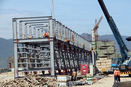 Thăm công trường Formosa sau vụ gây rối - 17 Một phức hợp công trình nhà cao tầng đang được công nhân, máy móc thi công phần đóng cọc nền.