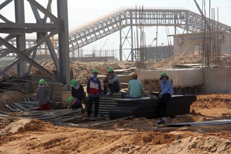 Thăm công trường Formosa sau vụ gây rối - 21 Mỗi chiếc cọc bê tông đóng xuống đất có độ dài hơn chục mét, nặng hơn 10 tấn