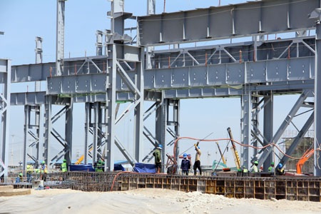 Thăm công trường Formosa sau vụ gây rối - 8 Qua khỏi khu vực kiểm soát, bên trong rộn tiếng máy đào, tiếng gò hàn vang khắp các công trình.