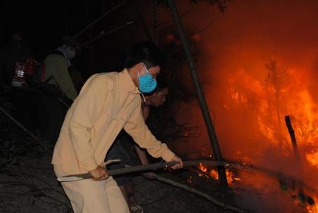 Nhiều người dân cùng tham gia dập lửa