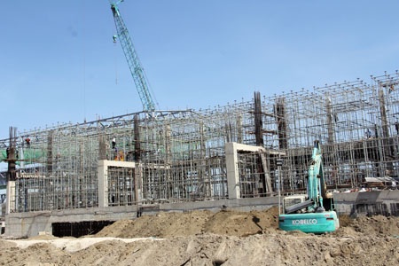 Thăm công trường Formosa sau vụ gây rối - 9 Qua khỏi khu vực kiểm soát, bên trong rộn tiếng máy đào, tiếng gò hàn vang khắp các công trình.