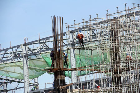 Thăm công trường Formosa sau vụ gây rối - 16 Một phức hợp công trình nhà cao tầng đang được công nhân, máy móc thi công phần đóng cọc nền.