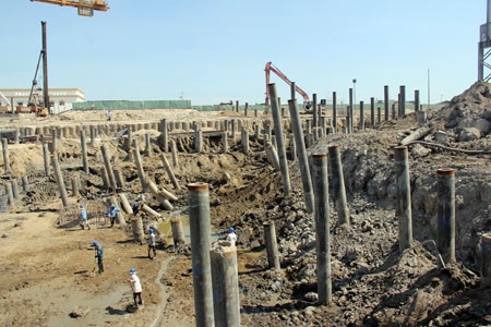 Thăm công trường Formosa sau vụ gây rối - 19 Một phức hợp công trình nhà cao tầng đang được công nhân, máy móc thi công phần đóng cọc nền.