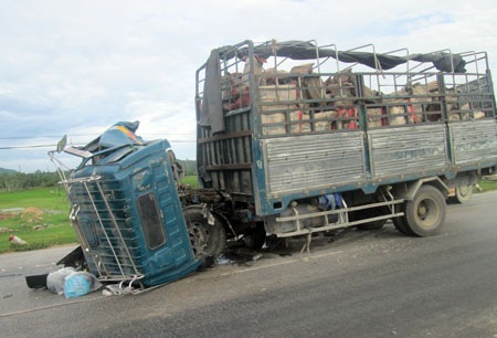 Xe tải rơi đầu vì đâm xe container, hai tài xế may mắn thoát chết - 1 Hiện trường vụ đâm xe