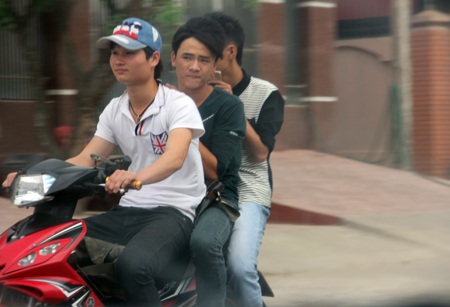 "Nhờn" luật, dân đầu trần ung dung phóng xe dạo phố - 1 Xuân Sinh  - Văn Dũng