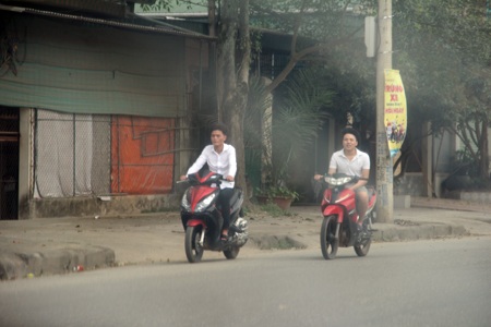 "Nhờn" luật, dân đầu trần ung dung phóng xe dạo phố - 6 Xuân Sinh  - Văn Dũng