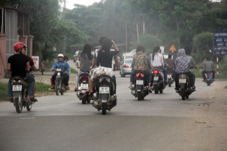 "Nhờn" luật, dân đầu trần ung dung phóng xe dạo phố - 7 Xuân Sinh  - Văn Dũng