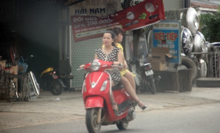 "Nhờn" luật, dân đầu trần ung dung phóng xe dạo phố - 10 Xuân Sinh  - Văn Dũng