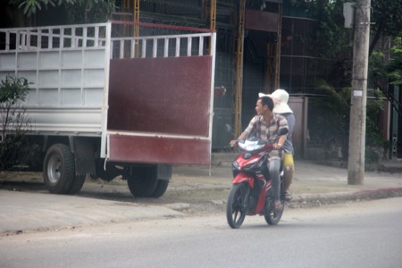 "Nhờn" luật, dân đầu trần ung dung phóng xe dạo phố - 11 Xuân Sinh  - Văn Dũng