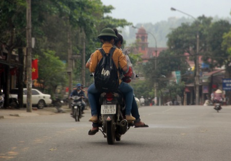 "Nhờn" luật, dân đầu trần ung dung phóng xe dạo phố - 12 Xuân Sinh  - Văn Dũng