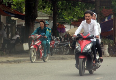 "Nhờn" luật, dân đầu trần ung dung phóng xe dạo phố - 13 Xuân Sinh  - Văn Dũng