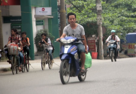 "Nhờn" luật, dân đầu trần ung dung phóng xe dạo phố - 14 Xuân Sinh  - Văn Dũng