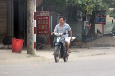 "Nhờn" luật, dân đầu trần ung dung phóng xe dạo phố - 15 Xuân Sinh  - Văn Dũng
