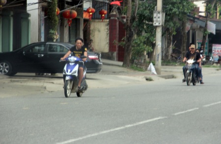 "Nhờn" luật, dân đầu trần ung dung phóng xe dạo phố - 17 Xuân Sinh  - Văn Dũng