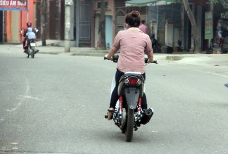 "Nhờn" luật, dân đầu trần ung dung phóng xe dạo phố - 19 Xuân Sinh  - Văn Dũng