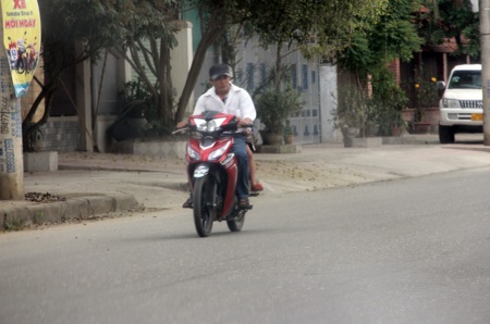 "Nhờn" luật, dân đầu trần ung dung phóng xe dạo phố - 20 Xuân Sinh  - Văn Dũng