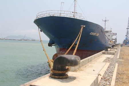 Tàu vận tải cở lớn cập càng ngày càng nhiều tại cảng nước sâu Sơn Dương - Vũng Áng