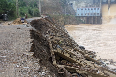 Tình trạng sạt lở do mưa lũ...